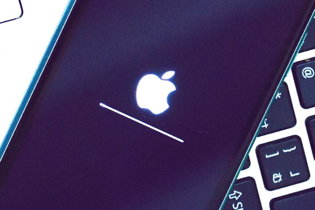 Apple Iphone der lægger oven på et tastatur.