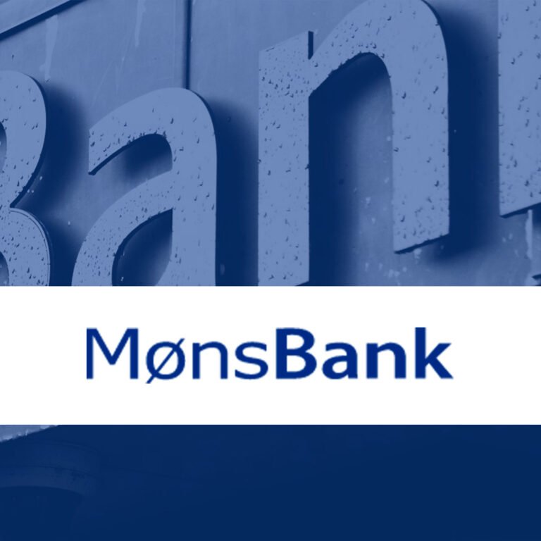MønsBank logo over bank på forsiden af en bygning.